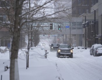 Sever USA zasáhla zimní bouře, počasí narušuje leteckou dopravu i kampaň