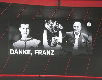 Bayern uctil památku zesnulého Beckenbauera výhrou 3:0 nad Hoffenheimem
