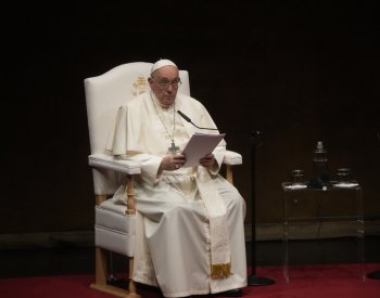 Papež v Lisabonu vyzval k pokorné očistě církve po skandálech s obtěžováním dětí