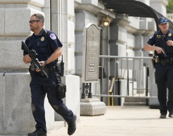 V Senátu ve Washingtonu zasahovala policie kvůli telefonátu o střelci