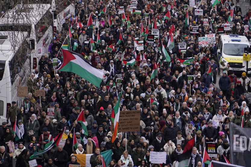 Londýnem pochodovaly na podporu Palestiny a příměří v Pásmu Gazy tisíce lidí