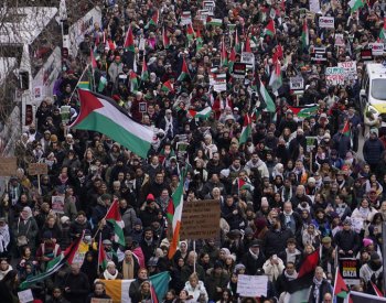 Londýnem pochodovaly na podporu Palestiny a příměří v Pásmu Gazy tisíce lidí