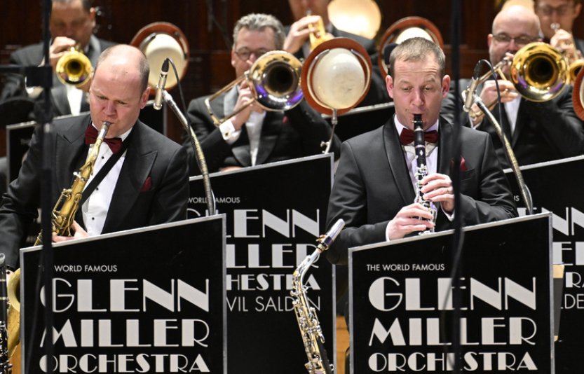 Glenn Miller Orchestra bavil zaplněnou Smetanovu síň Obecního domu v Praze