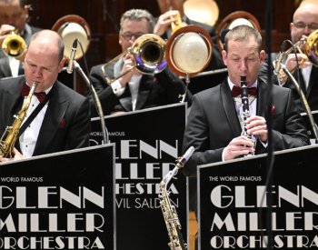 Glenn Miller Orchestra bavil zaplněnou Smetanovu síň Obecního domu v Praze