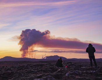 Na Islandu začala další sopečná erupce, proud lávy dosáhl města Grindavík