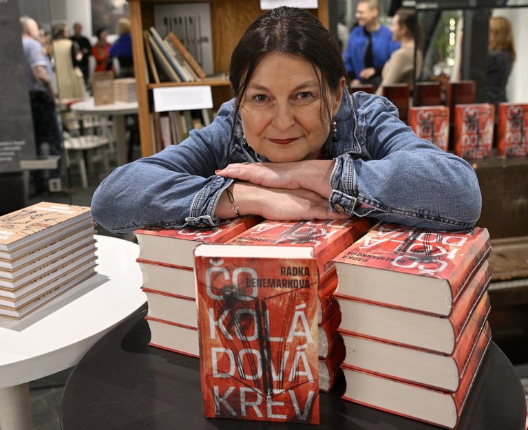 Radka Denemarková dnes v Praze pokřtila svůj nový román Čokoládová krev