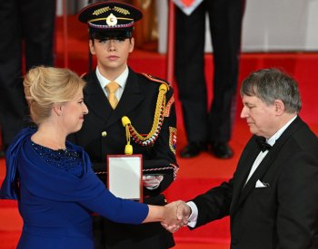 Biskup Malý a historik Rychlík dostali od Čaputové vysoká státní vyznamenání