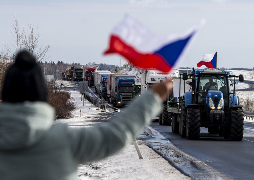 Protestní jízdou od Chomutova k hranici zemědělci upozorňují na problémy oboru
