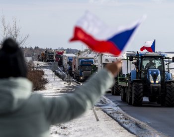 Protestní jízdou od Chomutova k hranici zemědělci upozorňují na problémy oboru