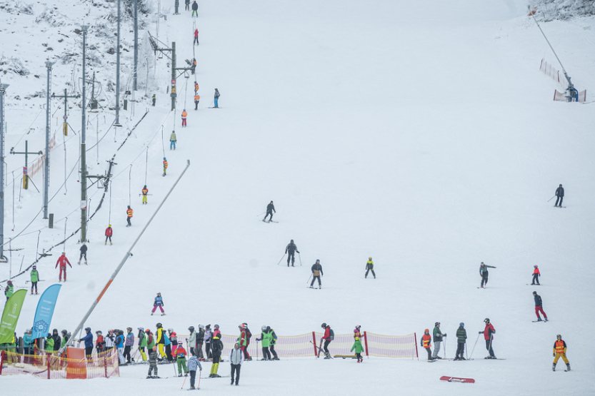 Lidé, kteří cestují do skiareálů vlaky ČD, si mohou levněji koupit skipas