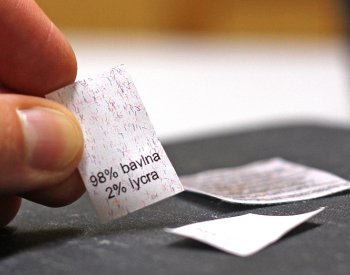 Detekční štítky z liberecké univerzity mohou odhalit, zda prádlo někdo vypral