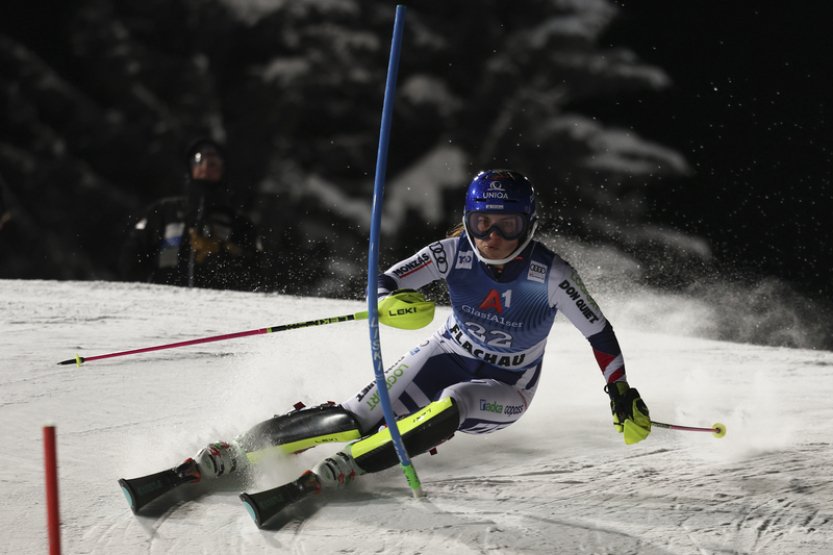 Shiffrinová má 94. triumf ve SP, Dubovská ve slalomu ve Flachau nebodovala