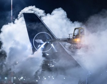 V Německu kvůli přívalům sněhu a ledovce zrušili stovky letů, zavírají i školy