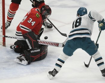 Mrázek zářil v NHL a stal se první hvězdou, výhru vychytal i Vladař