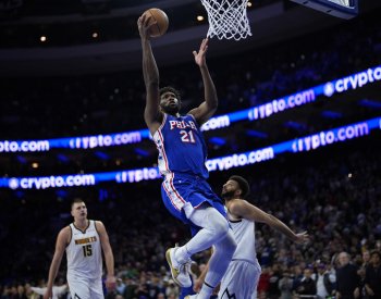 Embiid řídil výhru Philadelphie nad obhájci titulu, Durant jistil výhru Phoenixu