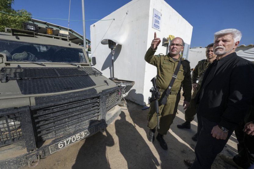 Pavel v Izraeli navštívil zraněné vojáky, byl mezi nimi i herec Amedi