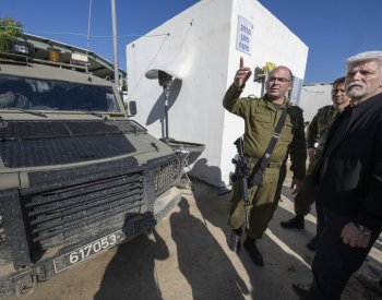 Pavel v Izraeli navštívil zraněné vojáky, byl mezi nimi i herec Amedi