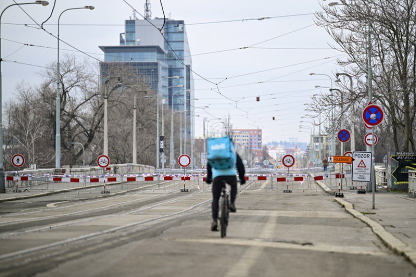 Silničáři kontrolují klouby části chátrajícího Libeňského mostu přes Vltavu