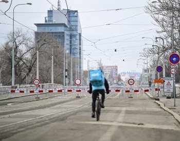 Silničáři kontrolují klouby části chátrajícího Libeňského mostu přes Vltavu