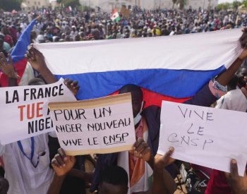 Francie evakuuje Evropany z Nigeru, kde armáda provedla převrat