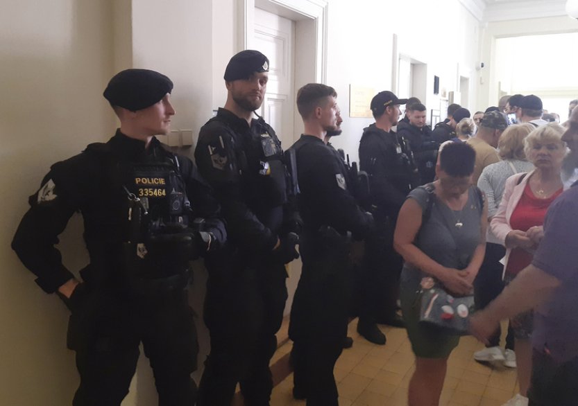 Policie se zabývá incidentem na soudu s podezřením na výtržnictví