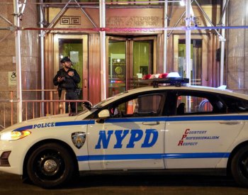 Lidé protestovali u české budovy v New Yorku kvůli akci kontroverzního hnutí