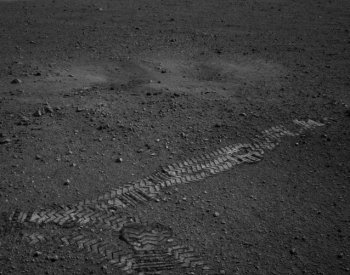 ESA: Na Marsu jsou patrně pod povrchem skryty obrovské masy ledu