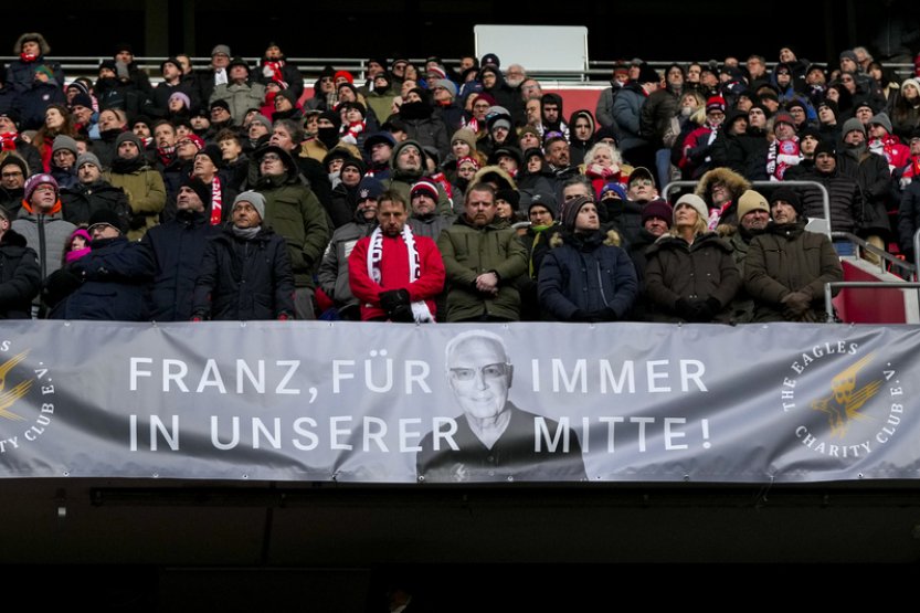 S Beckenbauerem se přišlo rozloučit 30.000 lidí včetně německého prezidenta