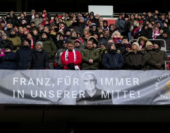 S Beckenbauerem se přišlo rozloučit 30.000 lidí včetně německého prezidenta