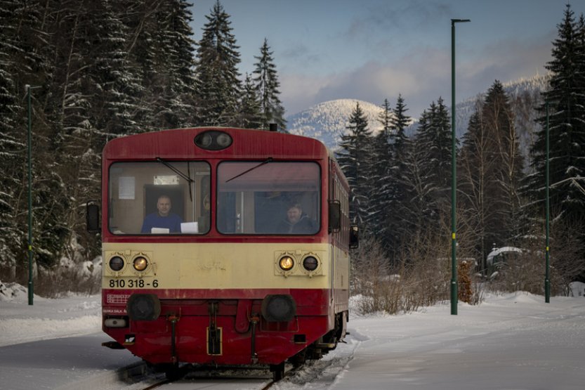 Zájem o první zimní jízdu historického motoráčku na Zubačce byl enormní