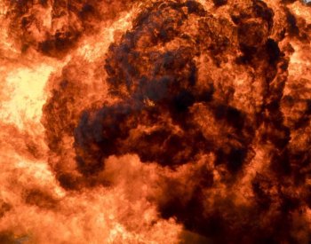 Rusko hlásí útoky dronů v několika oblastech, hoří plynový terminál