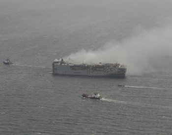 Hořící loď s elektromobily odtáhli mimo obchodní trasy, uvedlo Nizozemsko