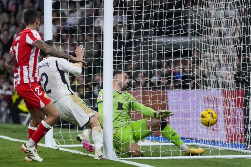 Real Madrid v nastavení otočil utkání s poslední Almeríí a vede tabulku