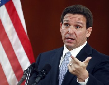 DeSantis vzdal boj o nominaci na prezidenta, podpořil Trumpa