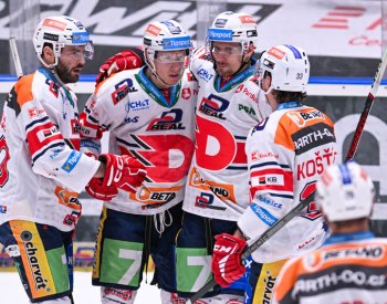 Pardubice potřetí v sezoně porazily Třinec a jsou v čele extraligy