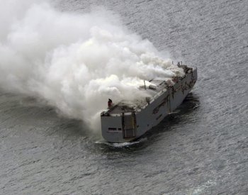 Záchranné týmy začaly s odvlečením hořící nákladní lodi u Nizozemska