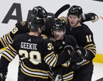 Lauko s Pastrňákem se bodově podepsali pod výhru Bostonu, slaví také Vaněček