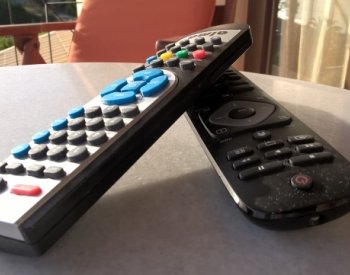 Doba, kterou Češi strávili u TV, loni mírně klesla na tři hodiny a 40 minut