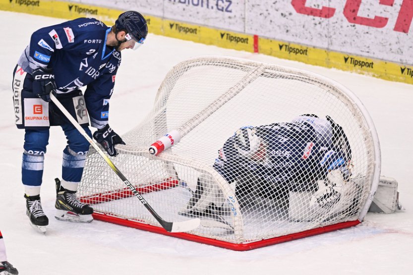Vítkovice dokonaly obrat na hradeckém ledě v nájezdech