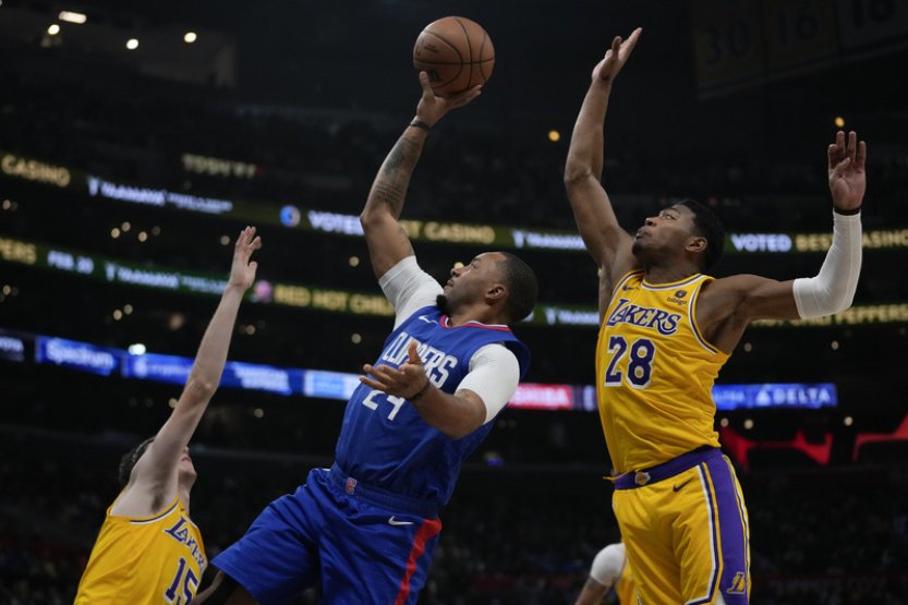 Derby o Los Angeles v NBA ovládli Clippers, triple doublem zazářil Leonard