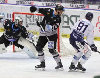 V předehrávce 40. kola extraligy změří síly hokejisté Karlových Varů a Vítkovic