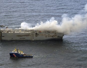 Loď s elektromobily, která hoří u Nizozemska, se nepodařilo odtáhnout