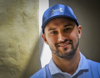 Brankář Mrázek podepsal novou dvouletou smlouvu s Chicagem