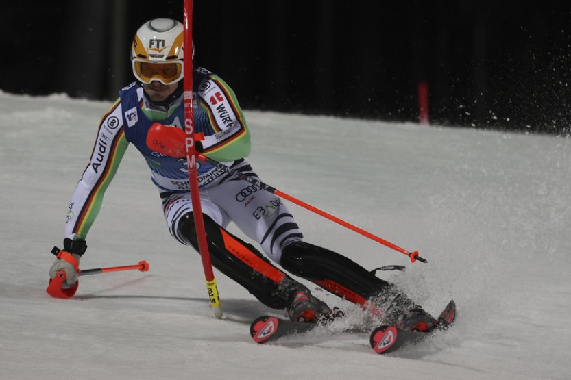 Noční slalom SP ve Schladmingu vede po prvním kole německý lyžař Strasser