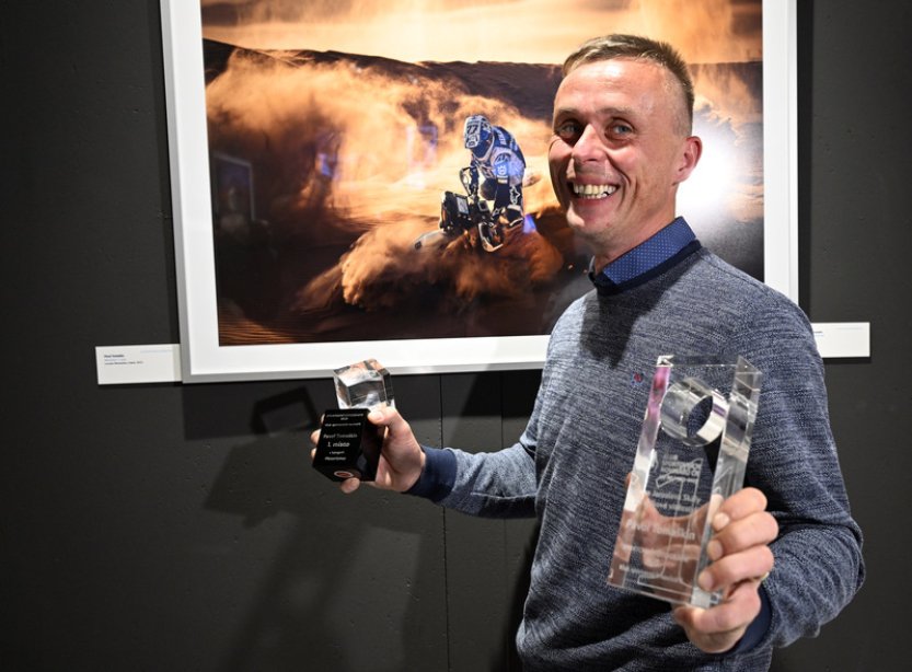 Soutěž o nejlepší sportovní fotografii roku vyhrál Tomaškinův snímek z Dakaru