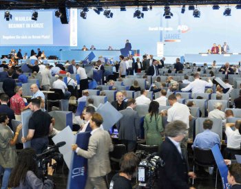 Tisíce lidí protestovaly proti sjezdu AfD, do EP ji povedou Krah s Bystroněm