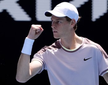 Djokovič v Melbourne titul neobhájí, v semifinále prohrál se Sinnerem