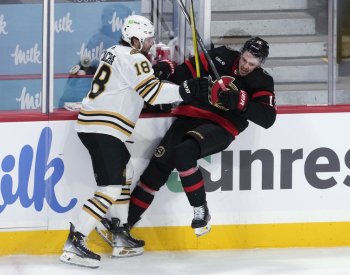 Pastrňák si připsal v NHL gól a přihrávku, Mrázek nezastavil rozjetý Edmonton