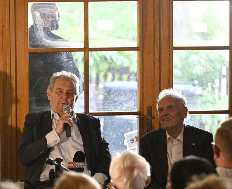 Zeman se setkal s příznivci a položil růže u busty Mitterranda