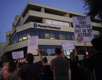 V částech USA se zákazy potratů po znásilnění otěhotnělo na 65.000 žen